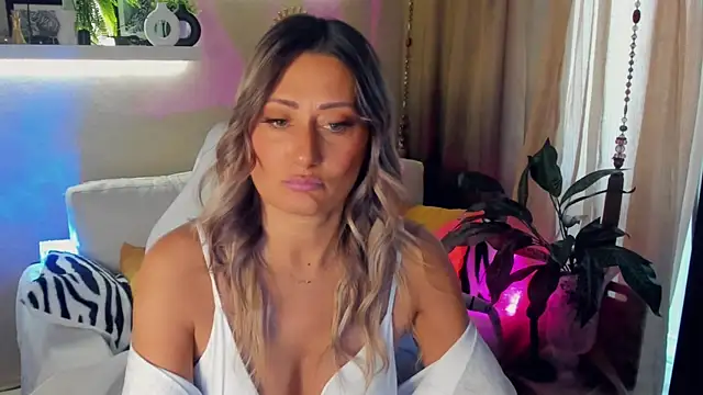 SarahAlluring online show from June 4, 7:58 am