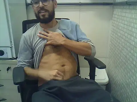 Snapshot of pdasgyn chatting on April 27, 4:49 pm pdasgyn online show from April 27, 4:49 pm