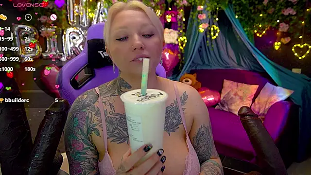 Snapshot of BlackedBarbie chatting on June 18, 2:43 pm BlackedBarbie online show from June 18, 2:43 pm