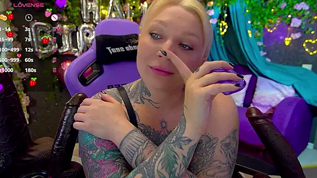 Snapshot of BlackedBarbie chatting on June 19, 7:06 pm BlackedBarbie online show from June 19, 7:06 pm