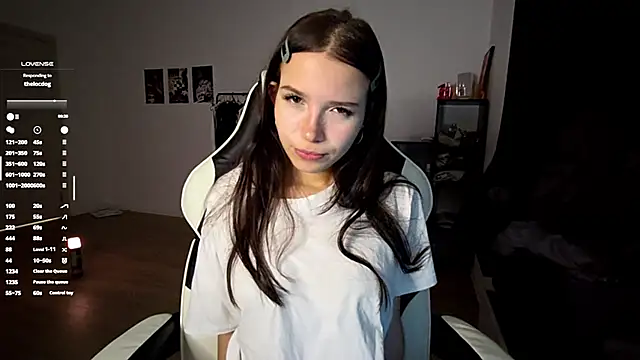 Snapshot of MayAgard chatting on October 31, 7:37 pm MayAgard online show from October 31, 7:37 pm