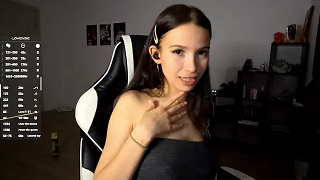 Snapshot of MayAgard chatting on November 7, 7:14 pm MayAgard online show from November 7, 7:14 pm