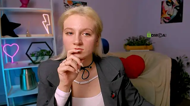 madam uliis online show from March 18, 1:09 pm