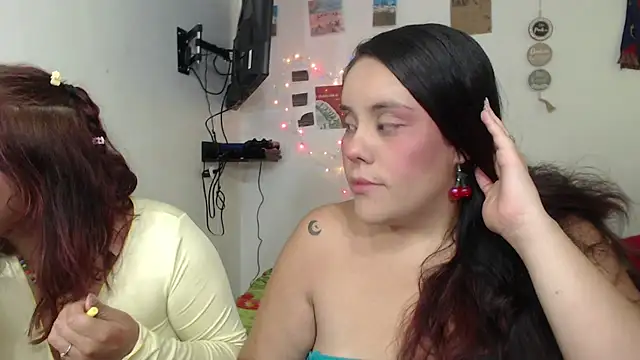 nicky andcamil online show from March 13, 9:32 pm