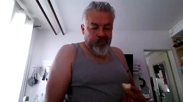 Snapshot of Berg_Boy chatting on February 1, 8:13 am Berg Boy online show from February 1, 8:13 am