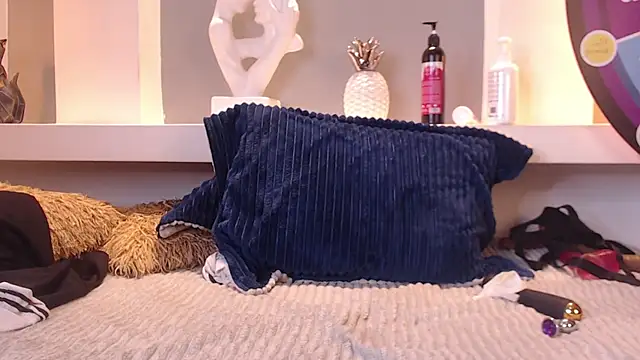 milu w4llace online show from March 17, 11:54 pm