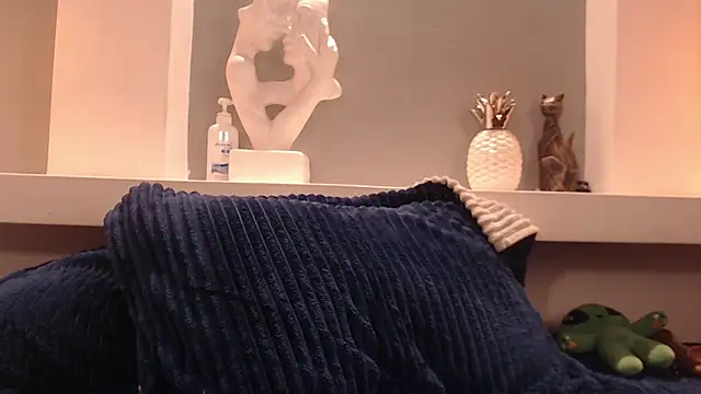 milu w4llace online show from November 15, 8:05 pm