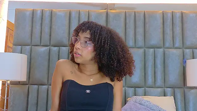 CamilaJohnston online show from April 7, 8:31 pm