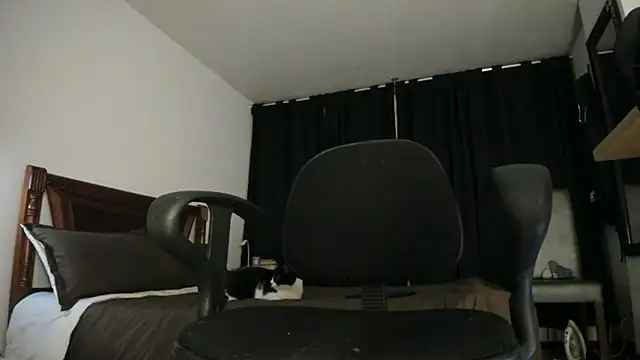 Snapshot of Hat_girl chatting on January 15, 4:06 am Hat girl online show from January 15, 4:06 am