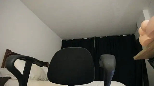 Snapshot of Hat_girl chatting on February 21, 3:18 am Hat girl online show from February 21, 3:18 am