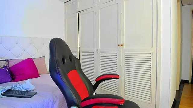 Snapshot of Zaira_Angel chatting on November 12, 4:13 am Zaira Angel online show from November 12, 4:13 am