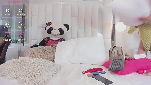 laura latinhot1 online show from April 14, 9:32 pm