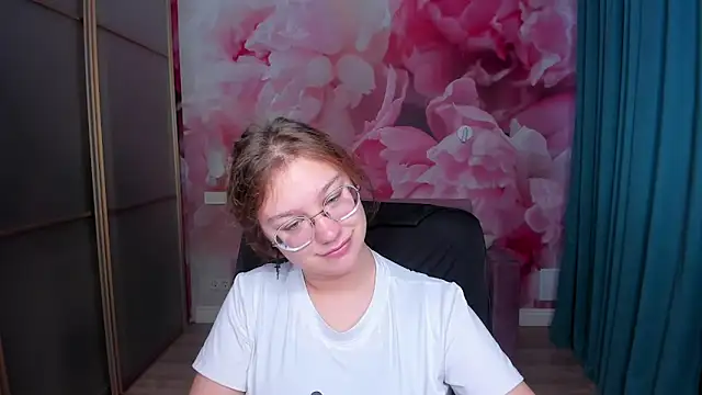 AngelinaLow online show from November 9, 6:23 am