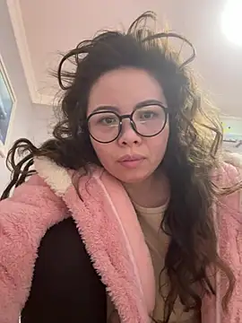 Snapshot of aa520uv chatting on February 16, 1:02 am aa520uv online show from February 16, 1:02 am