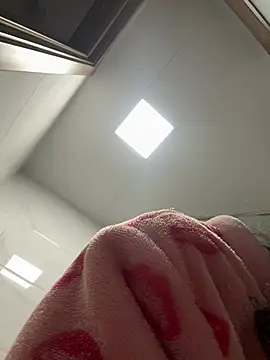 Snapshot of aa520uv chatting on February 24, 1:25 am aa520uv online show from February 24, 1:25 am