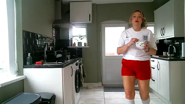 MissHoneyPenny online show from June 17, 9:01 am