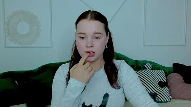 Snapshot of Cute_kitty- chatting on October 16, 8:10 pm Cute kitty- online show from October 16, 8:10 pm