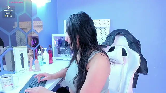 Alice 26  online show from December 3, 1:53 pm