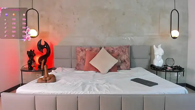 Emmi Roberts online show from January 10, 5:04 pm