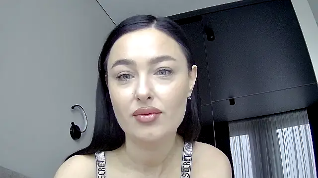 Snapshot of Black_swan7777 chatting on February 19, 7:37 am Black swan7777 online show from February 19, 7:37 am