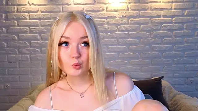 Snapshot of minigirl chatting on March 15, 7:20 am minigirl online show from March 15, 7:20 am