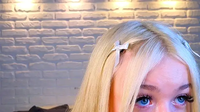 Snapshot of minigirl chatting on March 18, 4:04 am minigirl online show from March 18, 4:04 am