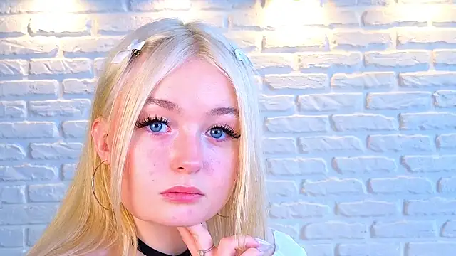 Snapshot of minigirl chatting on March 18, 10:14 am minigirl online show from March 18, 10:14 am