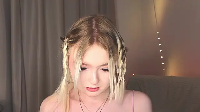 Snapshot of minigirl chatting on February 2, 4:06 pm minigirl online show from February 2, 4:06 pm