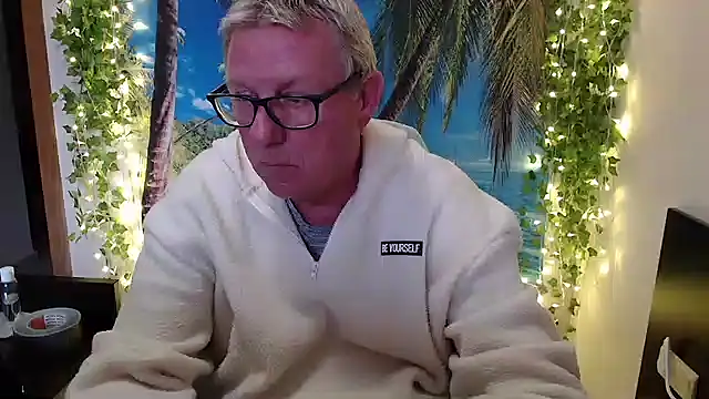 Snapshot of JamesBauer chatting on November 19, 10:04 am JamesBauer online show from November 19, 10:04 am