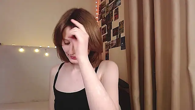 Snapshot of c0ralynx chatting on October 10, 8:13 am c0ralynx online show from October 10, 8:13 am