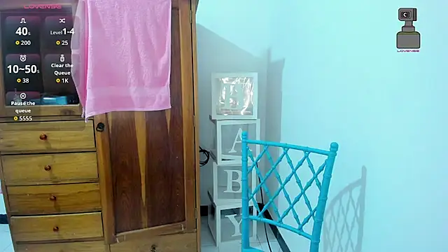 Snapshot of Alicebigboobsxxxx chatting on July 22, 10:23 pm Alicebigboobsxxxx online show from July 22, 10:23 pm