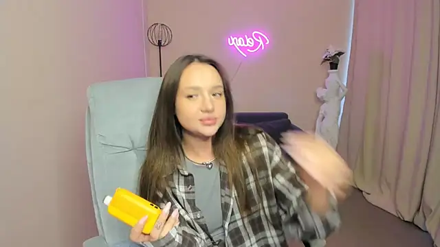 LynnaCurvin online show from March 18, 12:14 pm