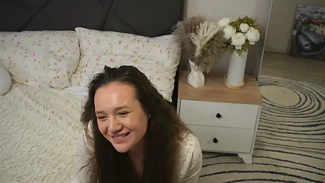 LynnaCurvin online show from March 22, 1:30 pm