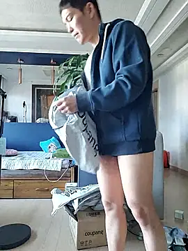 Snapshot of woonee827372 chatting on December 3, 6:10 am woonee827372 online show from December 3, 6:10 am