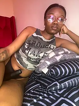 Snapshot of YummyMelanin117 chatting on October 19, 7:20 am YummyMelanin117 online show from October 19, 7:20 am