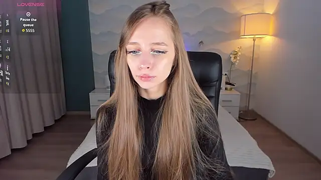 Amy Waynee online show from October 13, 10:10 pm