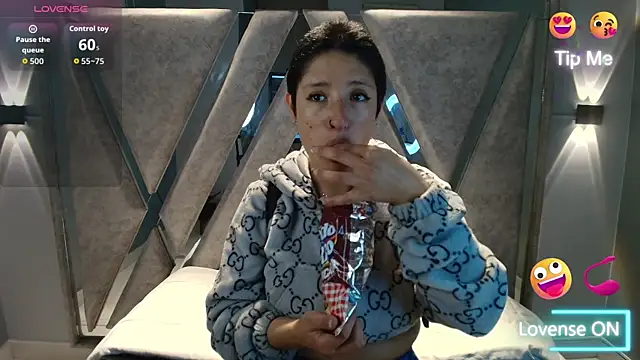 Snapshot of Elaine87_ chatting on November 1, 10:45 pm Elaine87 online show from November 1, 10:45 pm