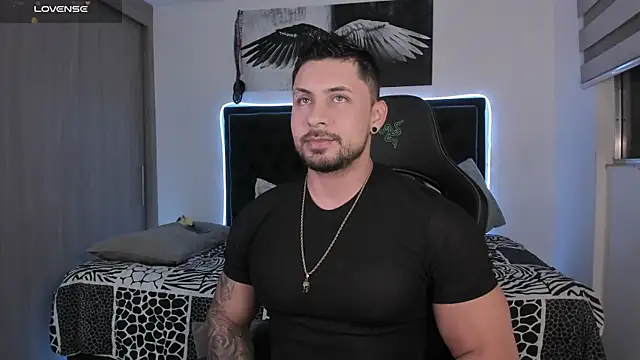 Snapshot of santi_aesthetic chatting on June 4, 2:06 am santi aesthetic online show from June 4, 2:06 am