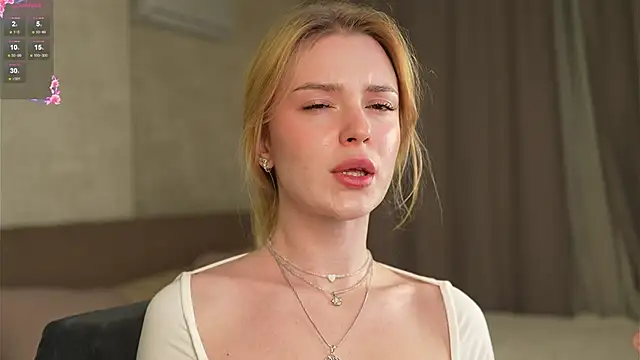 Snapshot of Cyberheart_ chatting on November 17, 4:35 pm Cyberheart online show from November 17, 4:35 pm