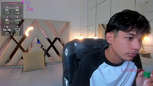 OliverTwinky online show from February 19, 3:08 pm