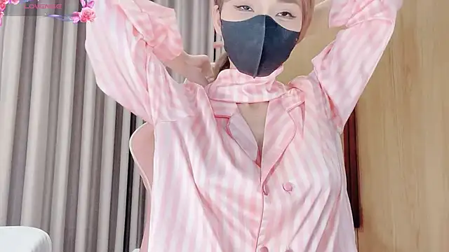 yiyi-chin online show from October 2, 3:52 pm