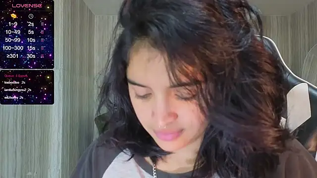 Snapshot of clementine_t chatting on November 15, 1:03 am clementine t online show from November 15, 1:03 am