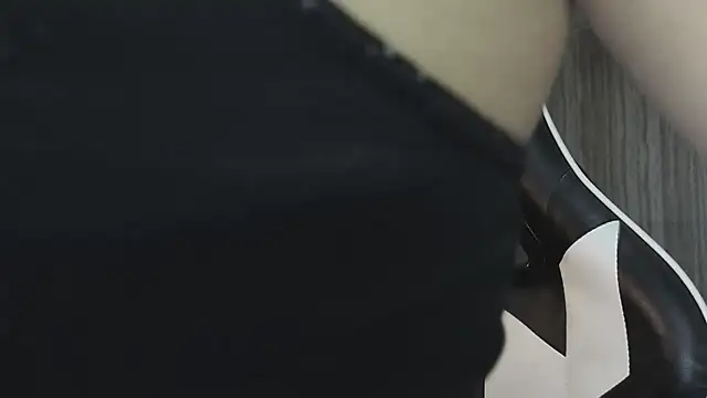 Snapshot of clementine_t chatting on November 19, 1:00 pm clementine t online show from November 19, 1:00 pm