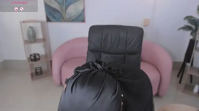 Snapshot of kylie_soraya chatting on November 27, 4:20 pm kylie soraya online show from November 27, 4:20 pm