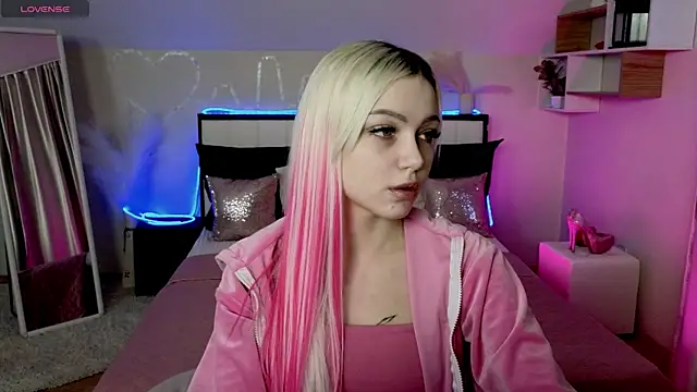 LinaLirian online show from December 1, 1:05 pm