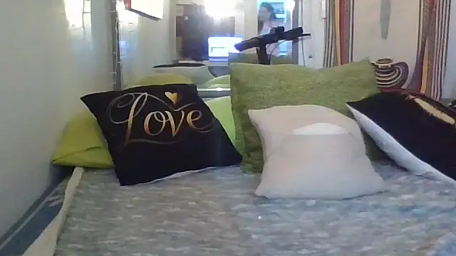 Snapshot of hotCOUPLEPETRA chatting on February 17, 6:32 am hotCOUPLEPETRA online show from February 17, 6:32 am