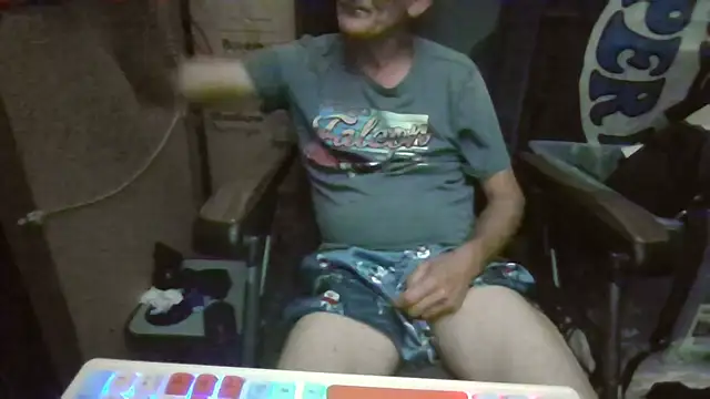 Snapshot of Lovyourpuss chatting on May 17, 2:02 pm Lovyourpuss online show from May 17, 2:02 pm