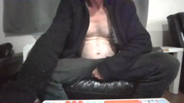 Snapshot of Lovyourpuss chatting on July 31, 9:47 pm Lovyourpuss online show from July 31, 9:47 pm