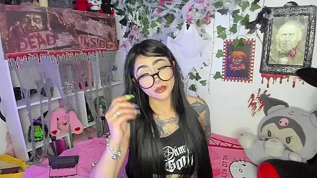 sarahminage  online show from October 23, 10:52 pm