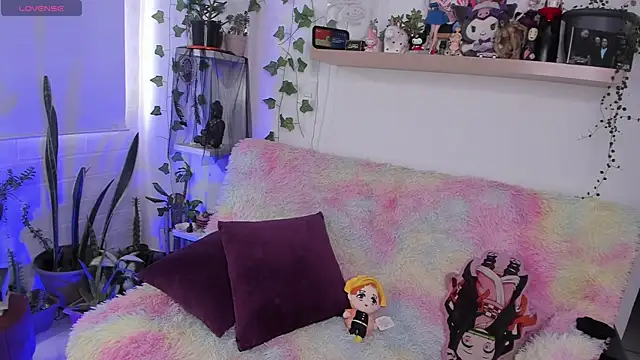sarahminage  online show from June 12, 8:41 pm